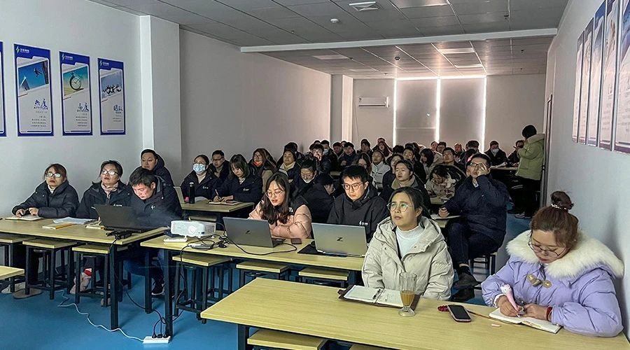 龙8国际储能研发部开展产品技术培训