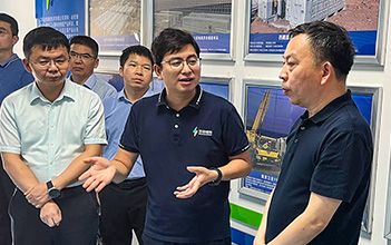 江苏省镇江市新区管委会领导莅临龙8国际储能江苏工厂调研指导